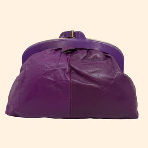 1960er Jahre Vintage Lila Leder Clutch Lucite Frame Kiss Lock Mid Century Handtasche