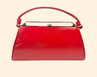 Czerwona torebka Kelly z lat 60. w stylu vintage, czerwona torebka z ramą w stylu mid-century z uchwytem u góry