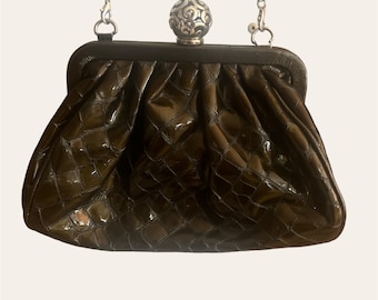 Borsa a tracolla in pelle goffrata color verde scuro Brighton con tracolla a catena argentata