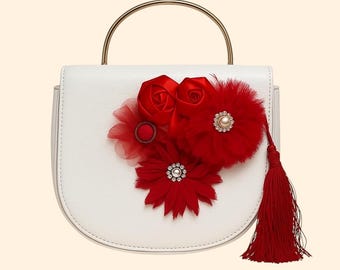 Bolso blanco con apliques florales, rosetas rojas y borlas, adornado a mano / Monedero único hecho a mano