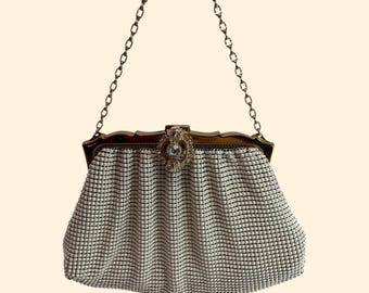 Borsa da sera vintage Whiting & Davis degli anni '50-'60 in rete bianca con chiusura in strass e manico a catena, realizzata negli Stati Uniti.