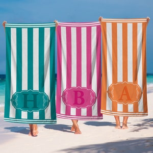 Serviette de plage personnalisée, serviette de plage, serviette de piscine personnalisée, nom personnalisé, serviette de bain, serviette de plage avec nom à l'extérieur, anniversaire, cadeau de vacances
