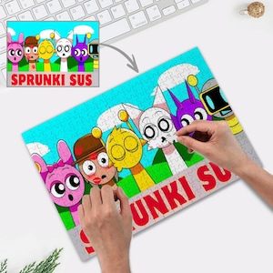 Op de afbeelding: Een kleurrijke puzzel met cartoonfiguren met de woorden "Sprunki Sus" en "Unki Su" gedrukt op de puzzelstukjes.