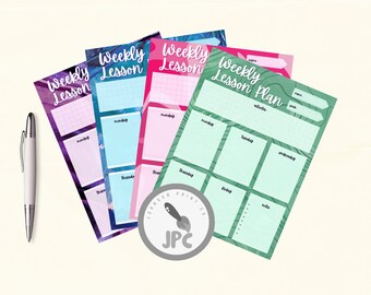 Pode incluir: Uma coleção de blocos de notas coloridos para o plano de aulas semanais com o texto "Weekly Lesson" e "Weekly Lesson Plan". Os blocos de notas apresentam vários designs e cores, incluindo roxo, azul, rosa e verde. Uma caneta prateada e branca está à esquerda.