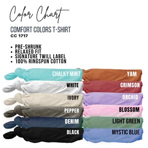 Pode incluir: Carta de cores que mostra 12 cores de camiseta diferentes, incluindo Menta Cremosa, Branco, Marfim, Pimenta, Denim, Preto, Yam, Carmesim, Orqu&iacute;dea, Flor, Verde Claro e Azul M&iacute;stico. A carta est&aacute; etiquetada como "Comfort Colors T-Shirt CC 1717".