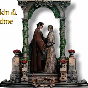Puede incluir: Una escena esculpida de Anakin Skywalker y Padmé Amidala de Star Wars Episodio III: La venganza de los Sith. La pareja está de pie bajo un arco de piedra con enredaderas y flores. El texto "Star Wars Episodio III: La venganza de los Sith" es visible en la base.