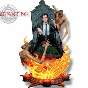 Op de afbeelding: Een man met donker haar in een pak zit op een troon gemaakt van een grafsteen met de woorden "John Constantine" erop. Hij wordt omringd door vlammen en twee demonische figuren. De troon staat op een pentagram met kaarsen.