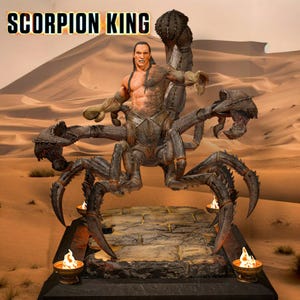 Può includere: Una scultura dettagliata dello Scorpion King, una figura muscolosa che cavalca una grande creatura simile a uno scorpione. La scultura è ambientata su uno sfondo desertico, con le parole "SCORPION KING" visualizzate in alto. Piccoli bocce con fiamme alla base.