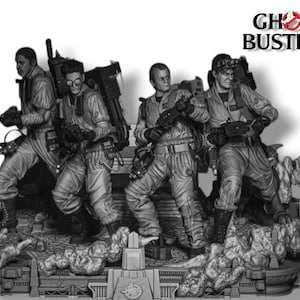 Può includere: Un set di figurine in bianco e nero dei personaggi di Ghostbusters, con quattro figure in pose d'azione, che tengono proton pack e trappole per fantasmi. Le figurine sono in piedi su una base dettagliata con uno sfondo di città. Il testo "GHOSTBUSTERS" è visualizzato in lettere rosse sopra le figure.