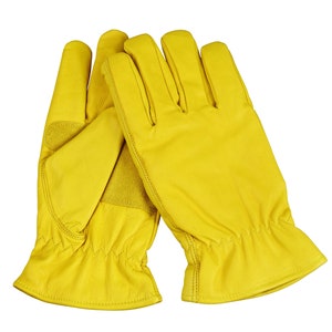 Puede incluir: Un par de guantes de trabajo de cuero amarillo. Los guantes tienen una palma y dedos reforzados para mayor durabilidad.
