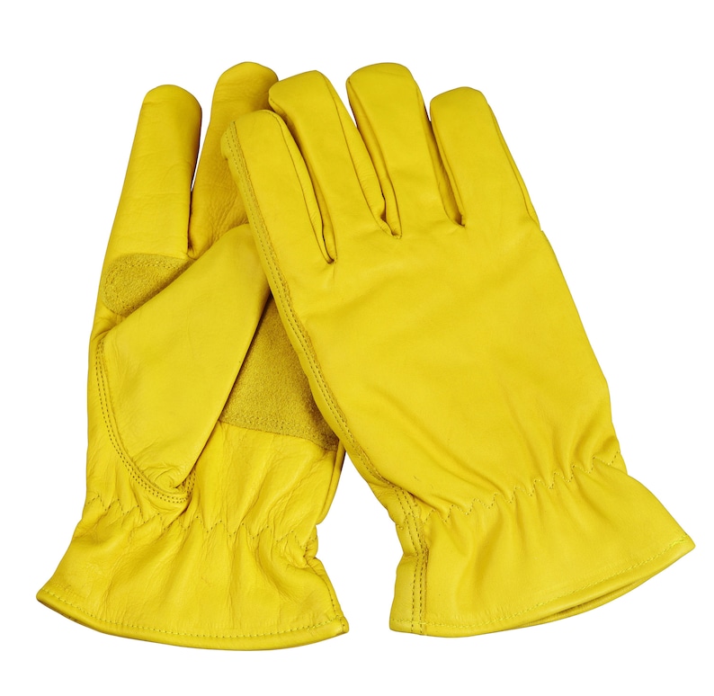Puede incluir: Un par de guantes de trabajo de cuero amarillo. Los guantes tienen una palma y dedos reforzados para mayor durabilidad.
