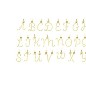 Colgante con dije de tamaño mediano en letra mayúscula con iniciales en oro macizo y fuente de escritura de diamantes.