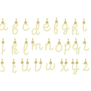 Colgante con dije de tamaño mediano en letra minúscula con iniciales en oro macizo y fuente de escritura de diamantes.