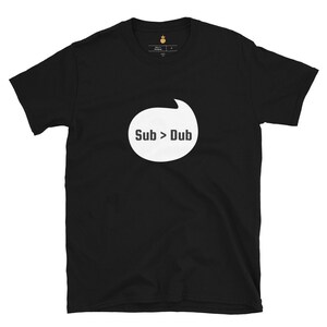 Puede incluir: Camiseta negra con un gr&aacute;fico de burbuja de di&aacute;logo blanca que dice "Sub > Dub".