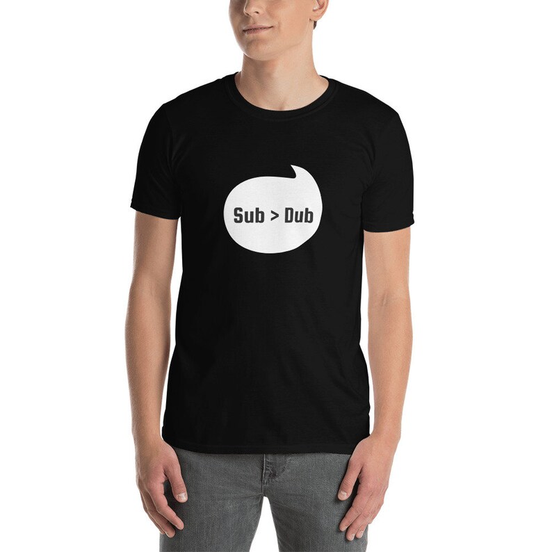 Puede incluir: Camiseta negra con un gr&aacute;fico de burbuja de di&aacute;logo blanca que dice "Sub > Dub".