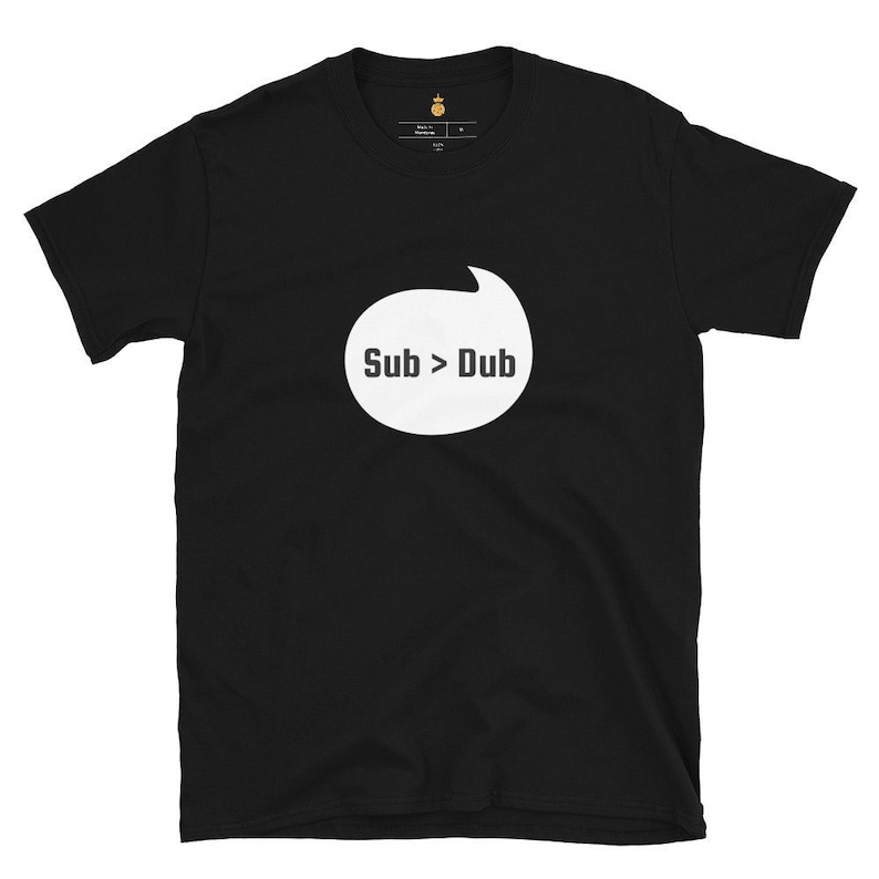 Puede incluir: Camiseta negra con un gr&aacute;fico de burbuja de di&aacute;logo blanca que dice "Sub > Dub".