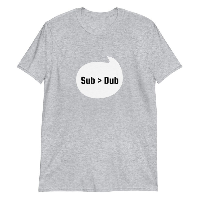 Puede incluir: Una camiseta gris jaspeada con una burbuja de di&aacute;logo blanca que dice "Sub > Dub" en texto negro.