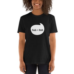 Puede incluir: Camiseta negra con un gr&aacute;fico de burbuja de di&aacute;logo blanca que dice "Sub > Dub".