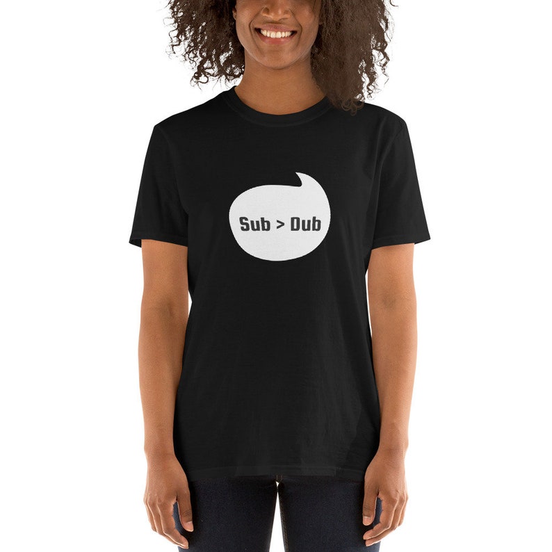 Puede incluir: Camiseta negra con un gr&aacute;fico de burbuja de di&aacute;logo blanca que dice "Sub > Dub".