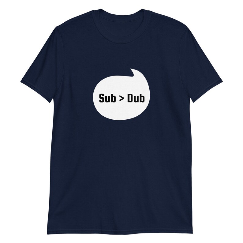Puede incluir: Una camiseta azul marino con una burbuja de di&aacute;logo blanca que dice "Sub > Dub".