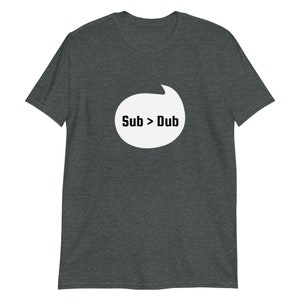 Puede incluir: Camiseta gris oscuro jaspeada con un gr&aacute;fico de burbuja de di&aacute;logo blanca que dice "Sub > Dub".