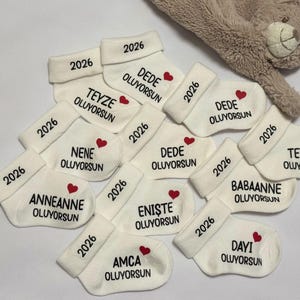 Babysocke mit Geburtsjahr zur Schwangerschaftsverkündung oder Babybauchshooting deutsch/türkisch, onkeltobe, du wirst Opa, du wirst Oma Bild 2