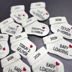 Babysocke mit Geburtsjahr zur Schwangerschaftsverkündung oder Babybauchshooting deutsch/türkisch, onkeltobe, du wirst Opa, du wirst Oma Bild 3