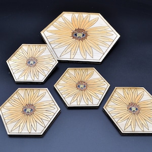 Handmålat bi-underlägg och grytunderlägg: Honungskakadekor