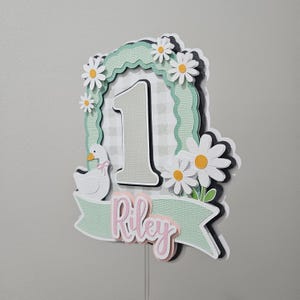 Taarttopper met een gekke gans | Gans-taartdecoratie voor de eerste verjaardag | Verjaardagsfeestdecoratie | Taarttopper met gepersonaliseerde naam en leeftijd afbeelding 2