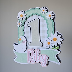 Taarttopper met een gekke gans | Gans-taartdecoratie voor de eerste verjaardag | Verjaardagsfeestdecoratie | Taarttopper met gepersonaliseerde naam en leeftijd afbeelding 7