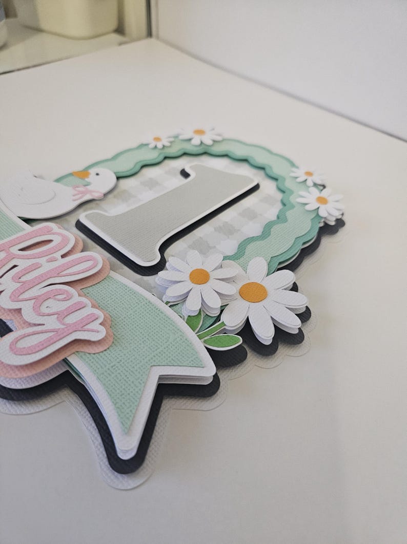 Taarttopper met een gekke gans | Gans-taartdecoratie voor de eerste verjaardag | Verjaardagsfeestdecoratie | Taarttopper met gepersonaliseerde naam en leeftijd afbeelding 3