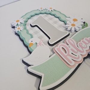 Taarttopper met een gekke gans | Gans-taartdecoratie voor de eerste verjaardag | Verjaardagsfeestdecoratie | Taarttopper met gepersonaliseerde naam en leeftijd afbeelding 4