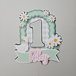 Taarttopper met een gekke gans | Gans-taartdecoratie voor de eerste verjaardag | Verjaardagsfeestdecoratie | Taarttopper met gepersonaliseerde naam en leeftijd afbeelding 1