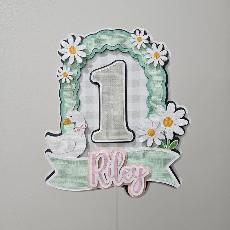 Taarttopper met een gekke gans | Gans-taartdecoratie voor de eerste verjaardag | Verjaardagsfeestdecoratie | Taarttopper met gepersonaliseerde naam en leeftijd afbeelding 1