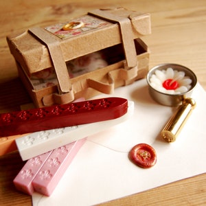 Kit sigillo di ceralacca, timbro piccolo, bastoncini di cera a 5 colori, candela floreale in una confezione regalo originale, 2 tariffe di spedizione internazionali