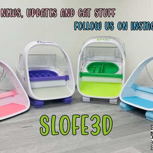 Peut inclure: Quatre distributeurs de nourriture pour chats blancs avec des couvercles transparents et des bases de couleurs diff&eacute;rentes&nbsp;: rose, violet, vert et bleu. Les distributeurs sont &eacute;tiquet&eacute;s "Queenic" et "Wesley". Le texte "SLOFE3D" est imprim&eacute; en vert sous les distributeurs. Un code QR se trouve dans le coin inf&eacute;rieur droit de l'image.