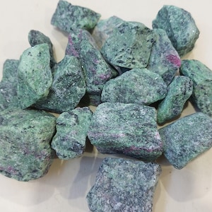 Zoisita rubí (anyolita) en bruto – Lote a granel al por mayor / Ejemplares de minerales naturales verdes y rubí