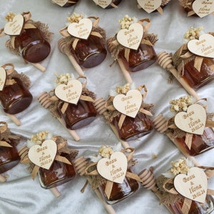 Honingpotten gastencadeau gepersonaliseerd met houten hart, honinglepel en gipskruid