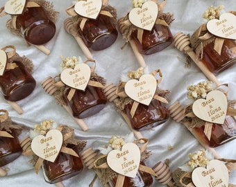 Honiggläser Gastgeschenk personalisiert mit Holz Herz, Honiglöffel und Schleierkraut