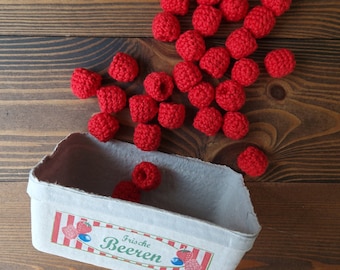 gehäkelte Himbeeren, 25 Stück im Beerenkörbchen. Gehäkelte Beeren für die Kinderküche oder für den Kaufmannsladen. Gehäkelte Lebensmittel