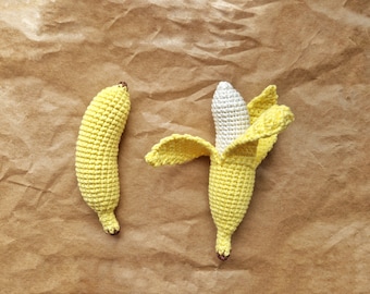Crocheted banana to play in the children's kitchen or in the grocery store. Play food for children