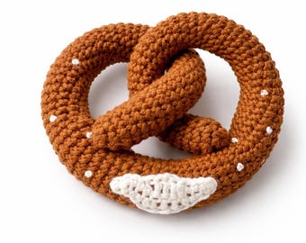 gehäkelte Brezel mit Salz, handgemachtes Spielzeug für die Kinderküche / den Kaufmannsladen. Greifling. Spielküche Zubehör.