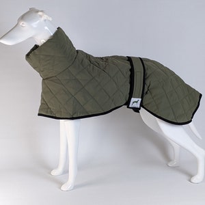 Chaqueta de invierno acolchada y forrada con vellón para galgos, whippets y lurchers en color verde caqui, tallas 24-30 pulgadas
