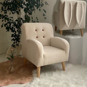 Beige child&#39;s armchair with ears and pink buttons