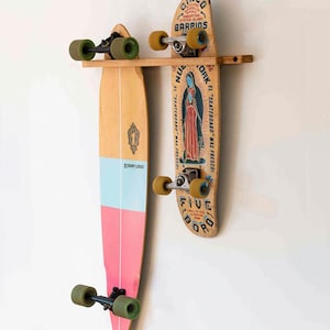 Suporte de parede duplo para skate em carvalho maciço — suporte vertical para 2 skates, feito à mão na França.