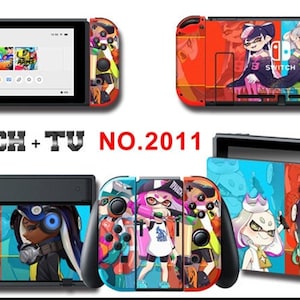 Puede incluir: Varias consolas y accesorios Nintendo Switch con diseños de personajes coloridos. La imagen incluye la consola Switch, los mandos Joy-Con y una base, todos con ilustraciones vibrantes. También se ve el texto "SWITCH + TV NO.2011".