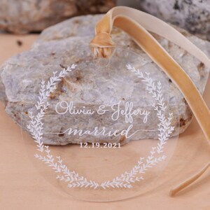 De heer mevrouw First Married Christmas Ornament, gepersonaliseerde paren bruiloft ornament, aangepaste acryl getrouwd ornament, pasgetrouwde cadeau voor koppels