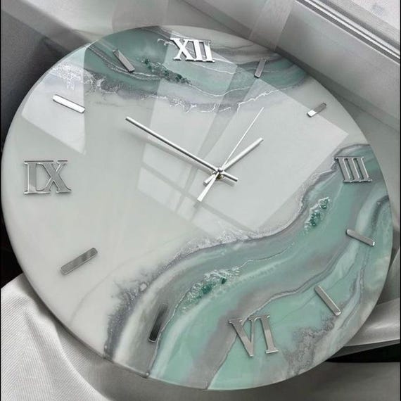Reloj de pared de resina epoxi abstracto verde y blanco para