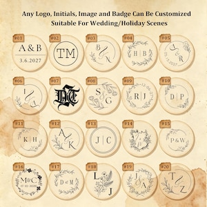 Peut inclure: Une collection de vingt sceaux en bois circulaires disposés en grille, chacun présentant des motifs noirs uniques incluant des initiales, des dates et des fleurs. Le texte en haut indique : Any Logo, Initials, Image and Badge Can Be Customized.