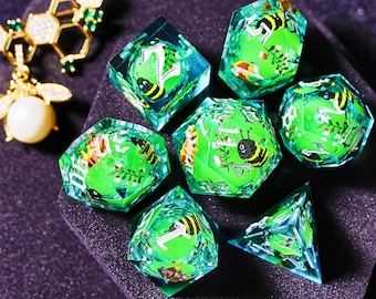Cute Bee Liquid Core Dnd Dice Set for Role Playing Games, Galaxy Dungeons and Dragons Dice Set Dnd, Liquid Core D And D Dice Set for Gifts